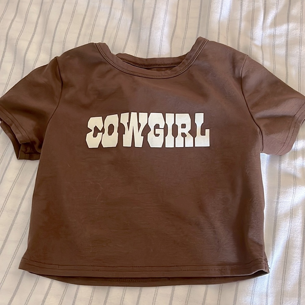 brown cropped graphic tee
